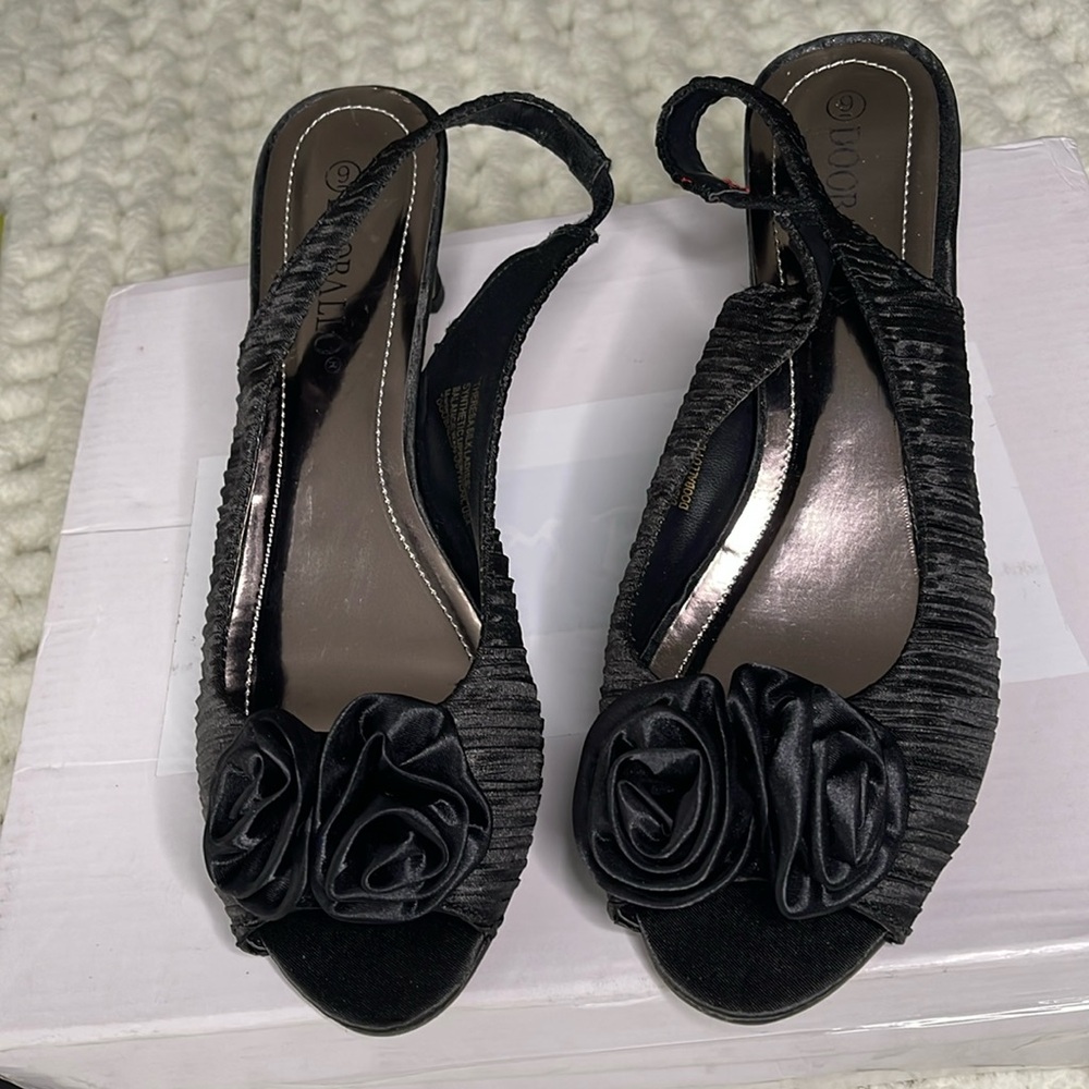 DoBallo black “Theresa silk”. Size 9. Kitten heel. Crimped silk,sling back. EUC‎